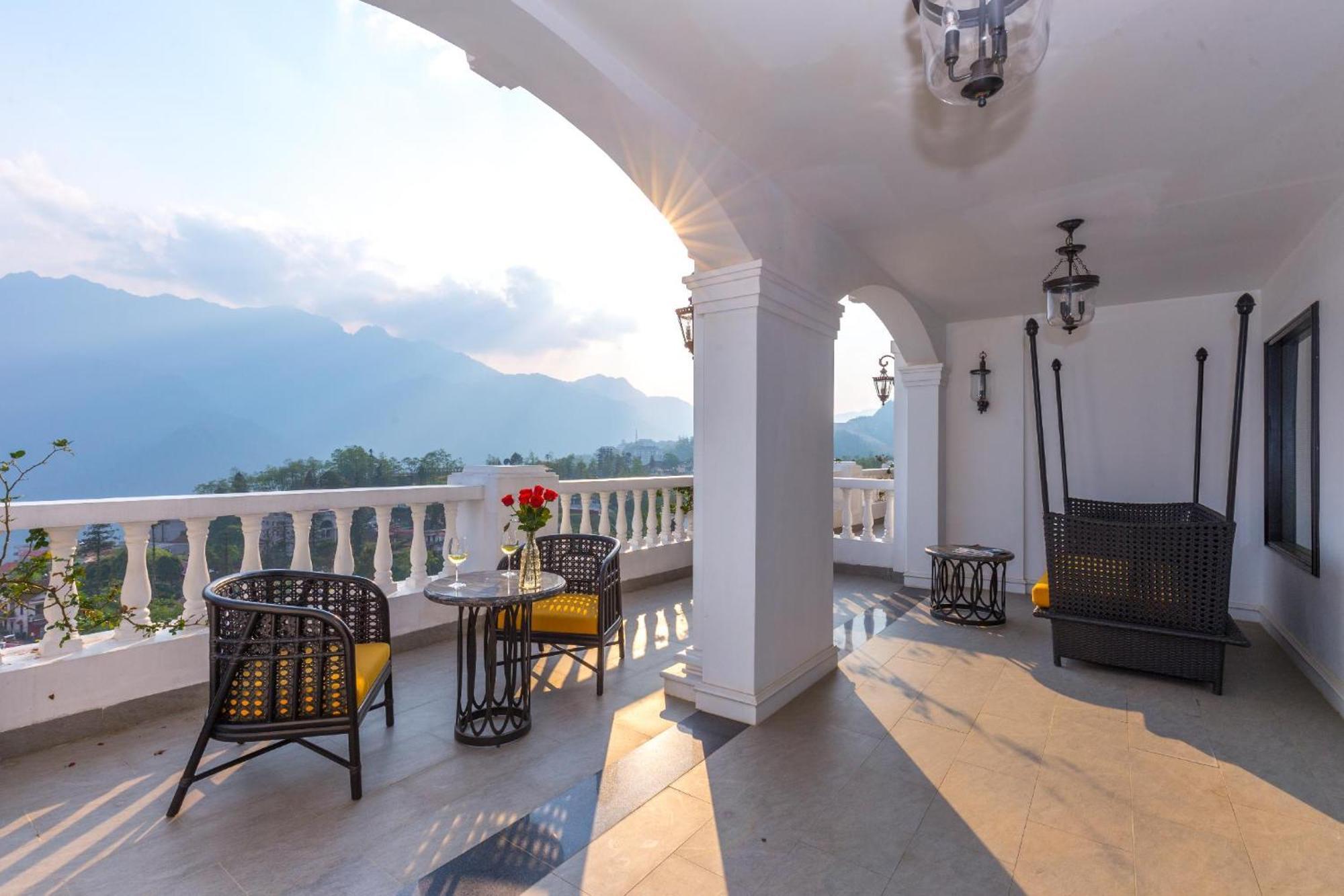 Silk Path Grand Sapa Resort & Spa Kültér fotó The verandah of the hotel