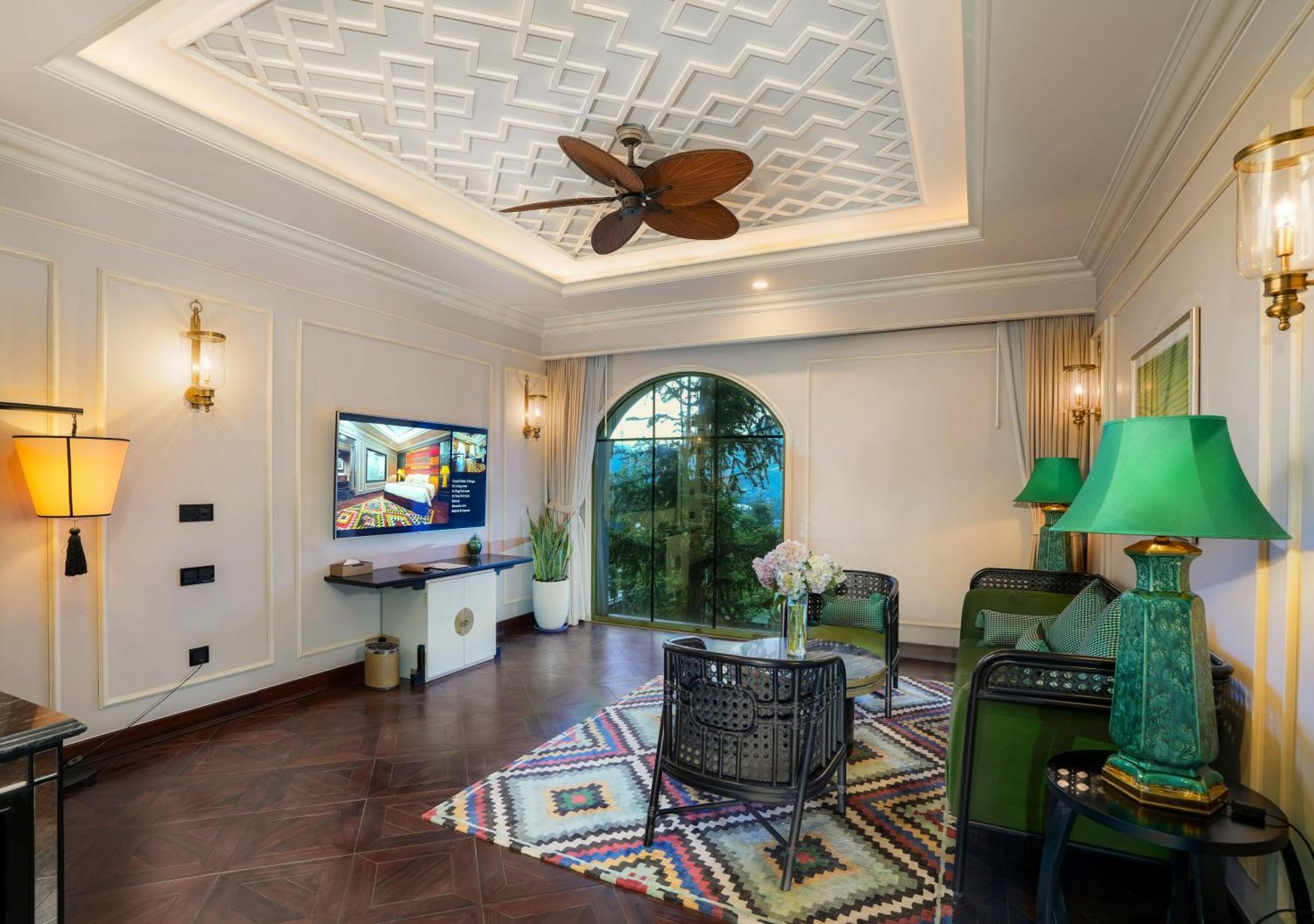 Silk Path Grand Sapa Resort & Spa Kültér fotó A living room at the hotel