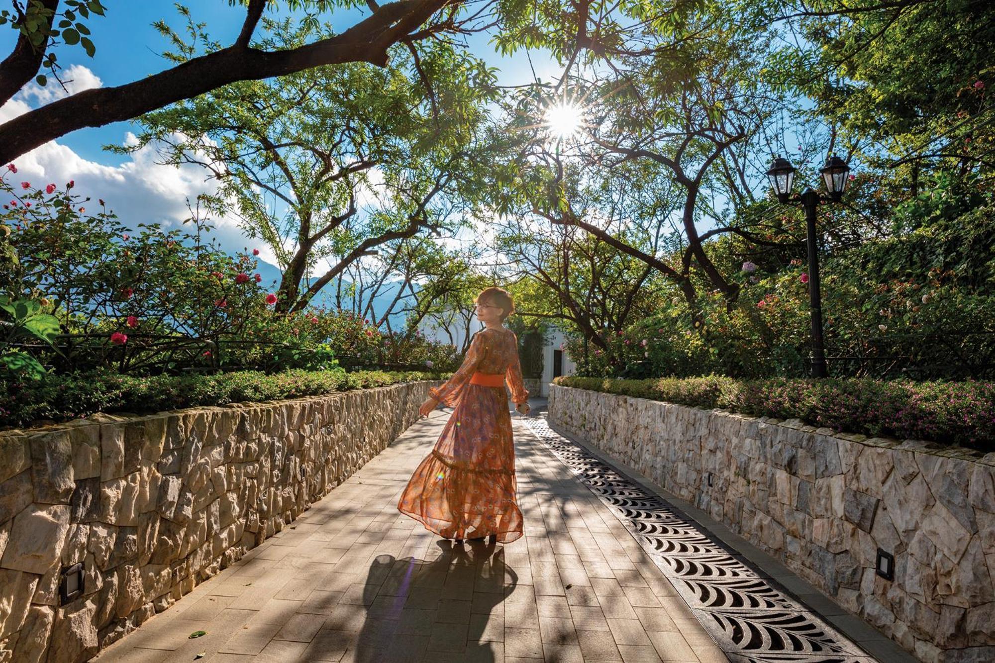 Silk Path Grand Sapa Resort & Spa Kültér fotó A woman walking in the park