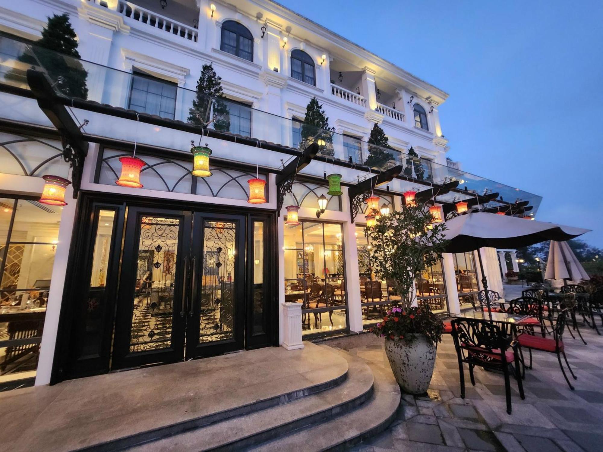 Silk Path Grand Sapa Resort & Spa Kültér fotó The restaurant at the hotel