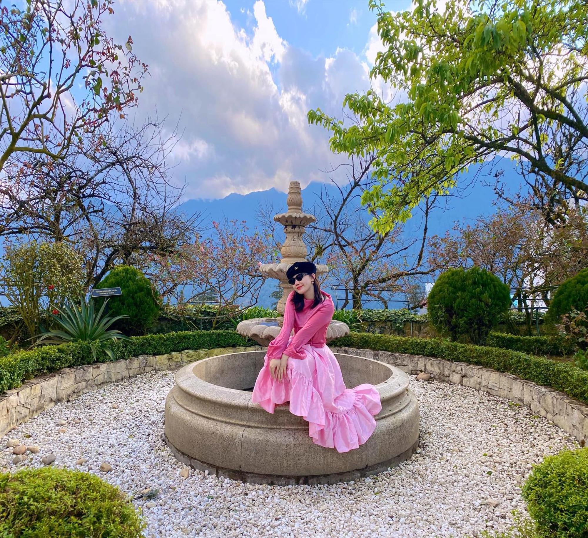 Silk Path Grand Sapa Resort & Spa Kültér fotó A woman in a hanbok at the N Seoul Tower
