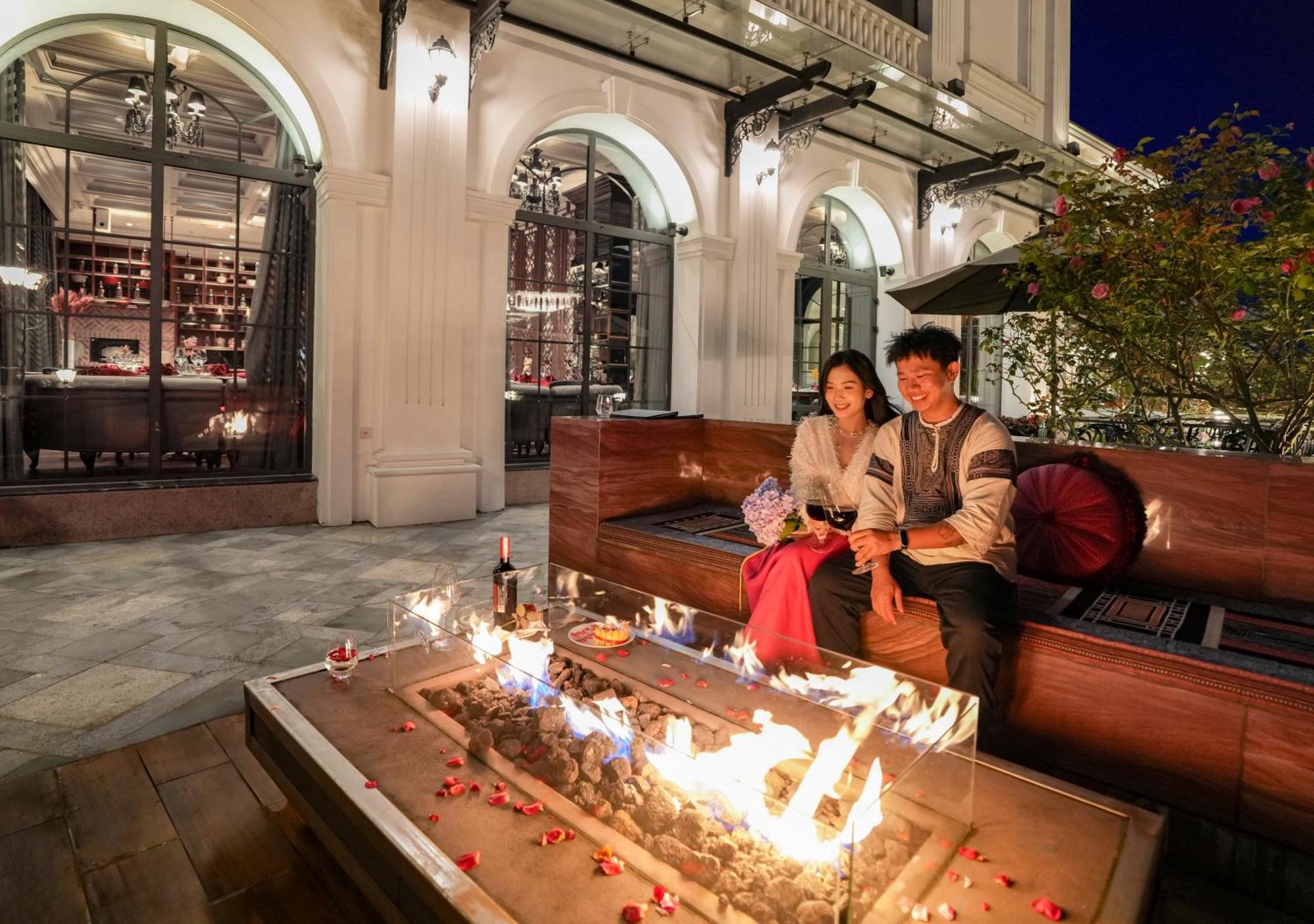 Silk Path Grand Sapa Resort & Spa Kültér fotó The outdoor fireplace at the hotel