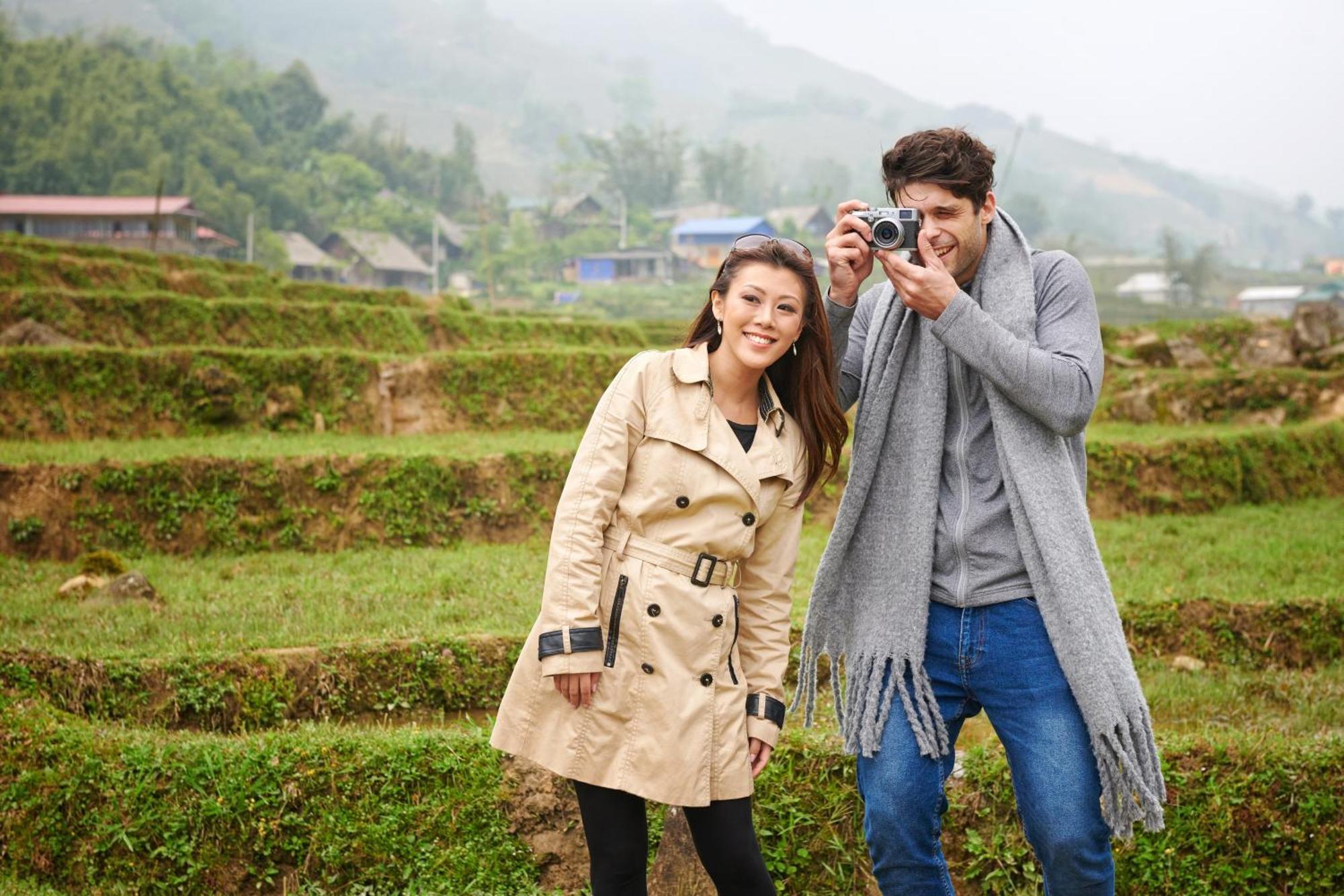 Silk Path Grand Sapa Resort & Spa Kültér fotó A couple taking a photo together