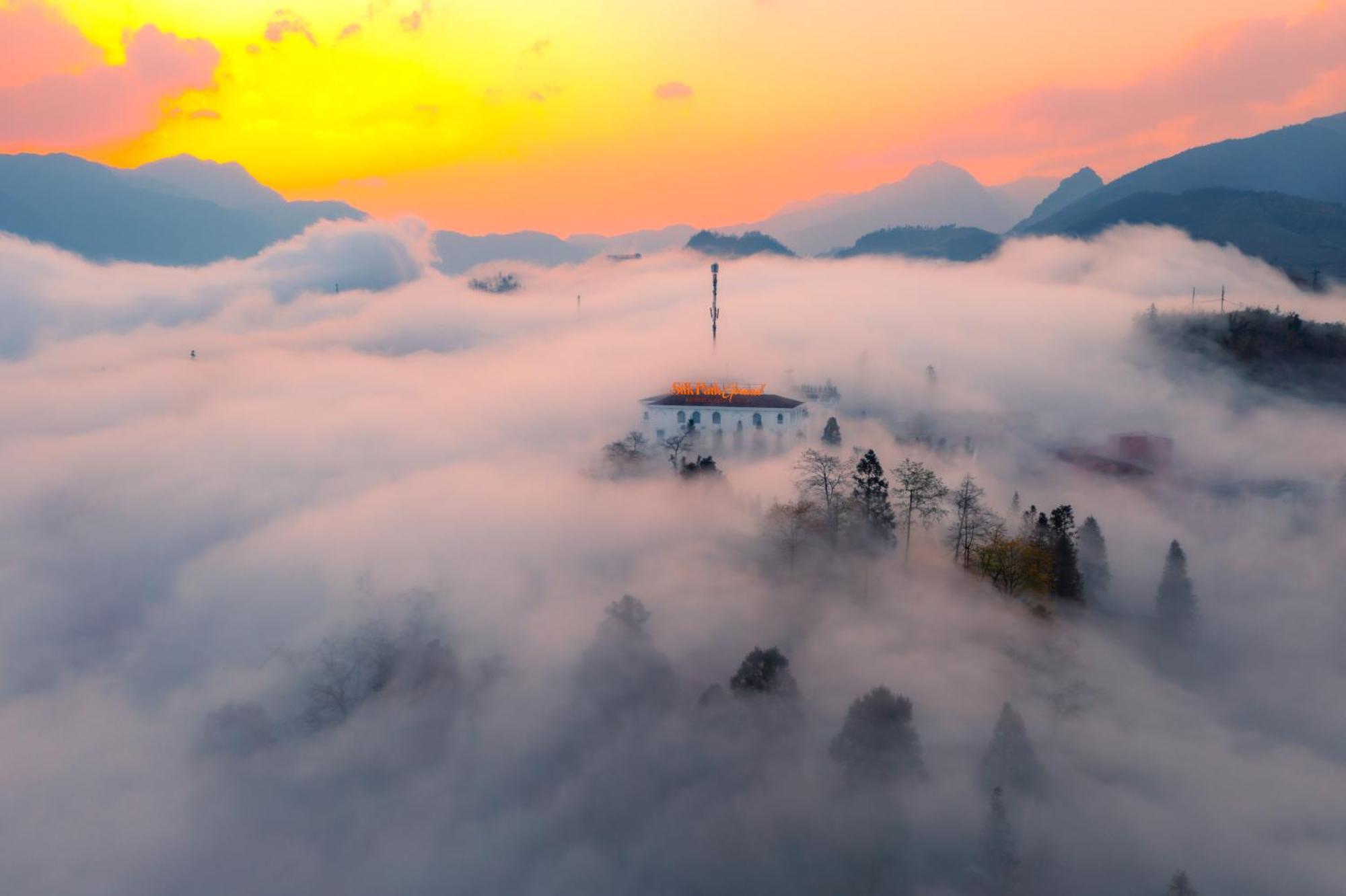Silk Path Grand Sapa Resort & Spa Kültér fotó The summit of the mountain