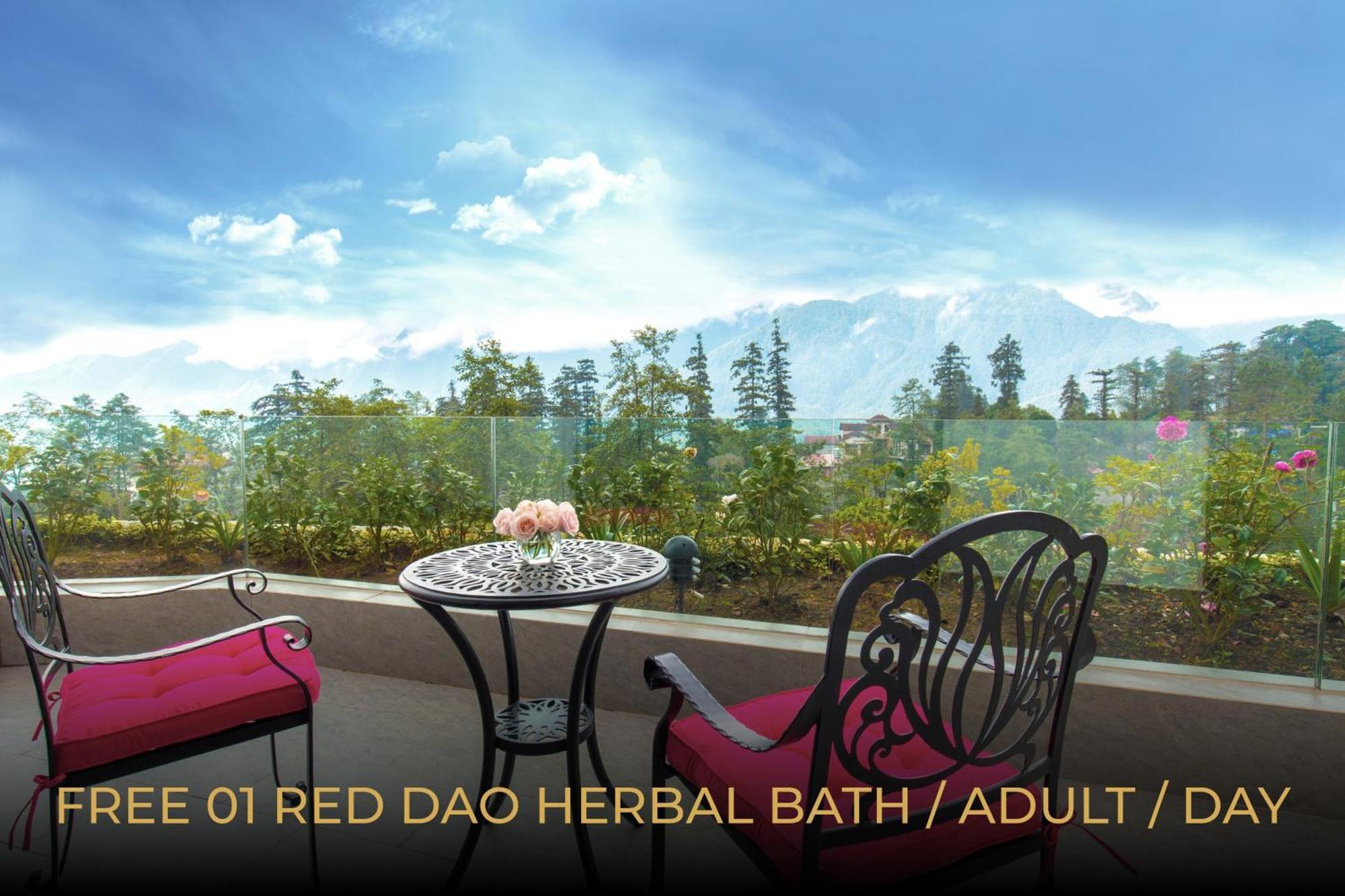 Silk Path Grand Sapa Resort & Spa Kültér fotó View of Mount Shasta from the Red DAO Spa